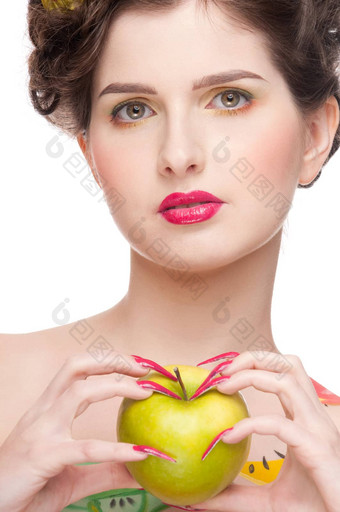关闭肖像美女人水果身体艺术苹果