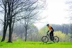 骑自行车的人骑自行车绿色草地
