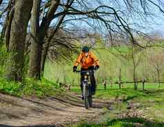 骑自行车的人骑自行车小道森林