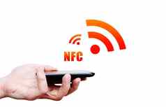 手持有智能手机NFC技术场通讯员。