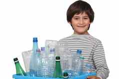 男孩排序塑料瓶垃圾