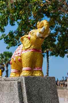 泰国石头大象基座阳光明媚的一天