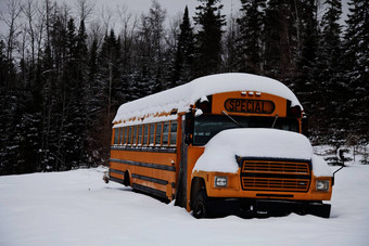 被遗弃的奇怪的学校公共汽车