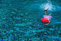 孩子游泳蓝色的水池