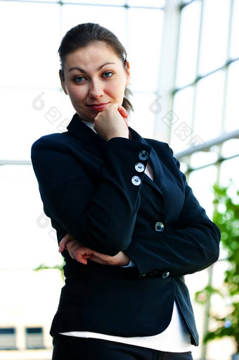 肖像成功的业务女人微笑背景模糊办公室室内