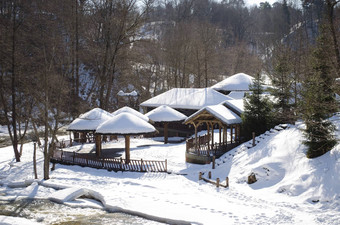 冻河湾水木房子银行屋顶雪