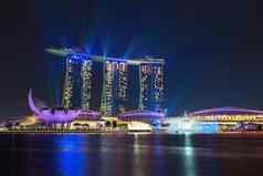 新加坡玛丽娜湾金沙照亮晚上激光显示