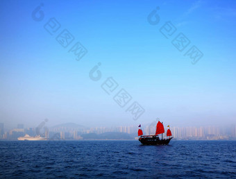 帆船航行维多利亚港在香港香港