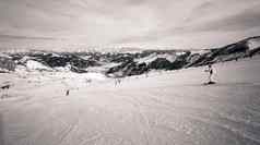 冬天滑雪山坡上kaprun度假胜地