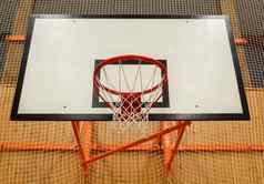 篮球希望笼子里公共健身房