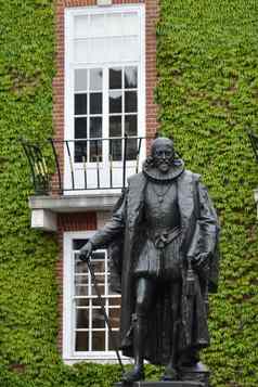 弗朗西斯培根雕像伦敦