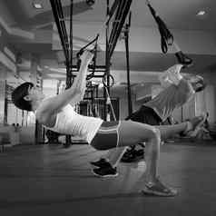健身trx培训练习健身房女人男人。