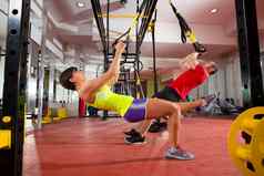 健身trx培训练习健身房女人男人。