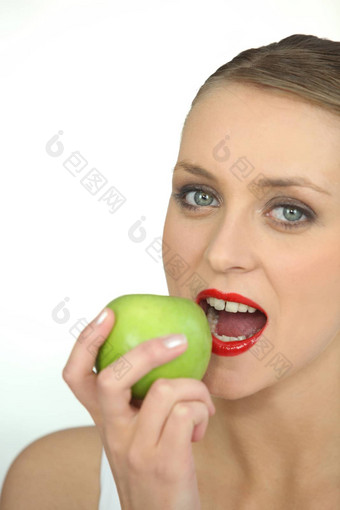 女人咬绿色苹果