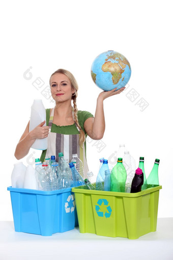 女人回收塑料瓶<strong>保护地球地球</strong>