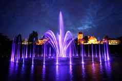 照亮喷泉晚上华沙波兰