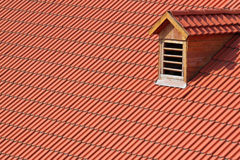 红色的平铺的屋顶