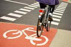 自行车路标志自行车骑手