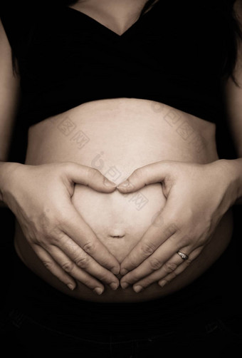 怀孕了女人使心形状手胃