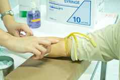 医生血测试病人健康