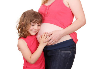 女孩拥抱怀孕了妈妈。
