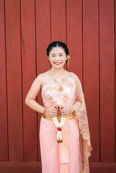 亚洲泰国女人新娘泰国婚礼西装