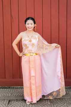 亚洲泰国女人新娘泰国婚礼西装