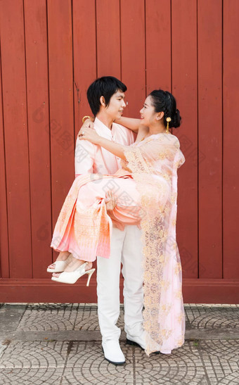 亚洲泰国新郎携带可爱的新娘幸福