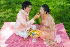 亚洲泰国新郎喂养可爱的新娘