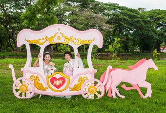 亚洲泰国新娘爱马车