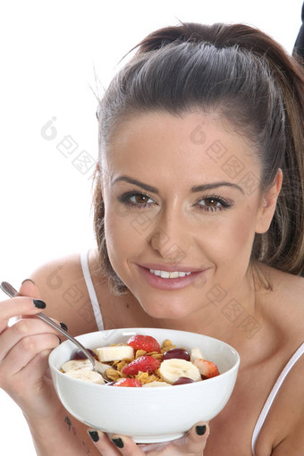 模型<strong>发布</strong>年轻的女人吃早餐麦片水果