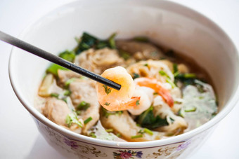 手持有虾筷子<strong>泰国风</strong>格辣的面条汤