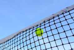 特写镜头网球网球蓝色的天空