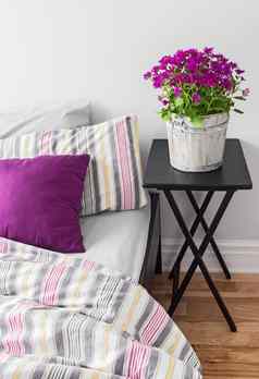 紫色的花明亮的卧室