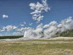 华丽的火山喷发忠实的黄石公园国家公园