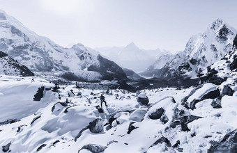 登山者攀爬喜马拉雅山脉山