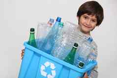 孩子回收塑料瓶