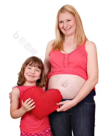 女儿怀孕了妈妈。大红色的心