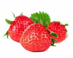 美丽的成熟的红色的新鲜的开胃的草莓叶子孤立的白色背景
