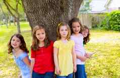 孩子们集团朋友女孩玩树