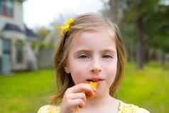 金发碧眼的孩子女孩吃玉米零食户外公园