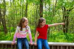 孩子们朋友玩指出手指丛林公园