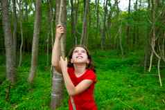 快乐女孩玩森林公园丛林藤本植物