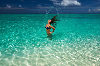 女人溅水头发海洋