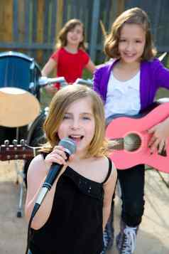 chidren歌手女孩唱歌玩生活乐队后院