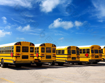 美国学校公共汽车行蓝色的天空