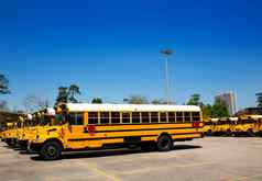 美国典型的学校公共汽车行停车很多