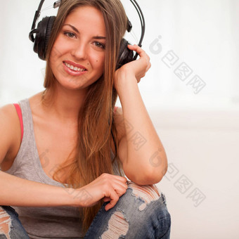 美丽的女人享受音乐<strong>耳机</strong>