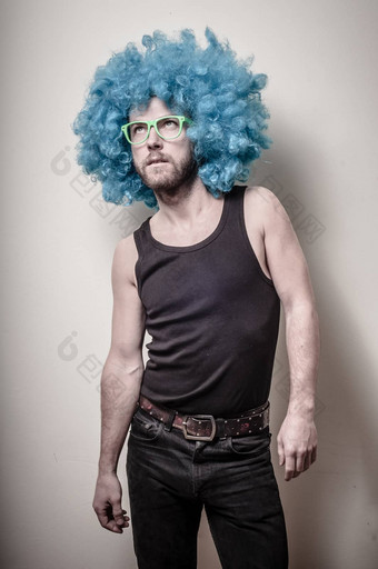 赶时髦的人时尚的有趣的男人。蓝色的假发