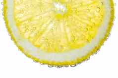 柠檬片清晰的碳酸水泡沫背景